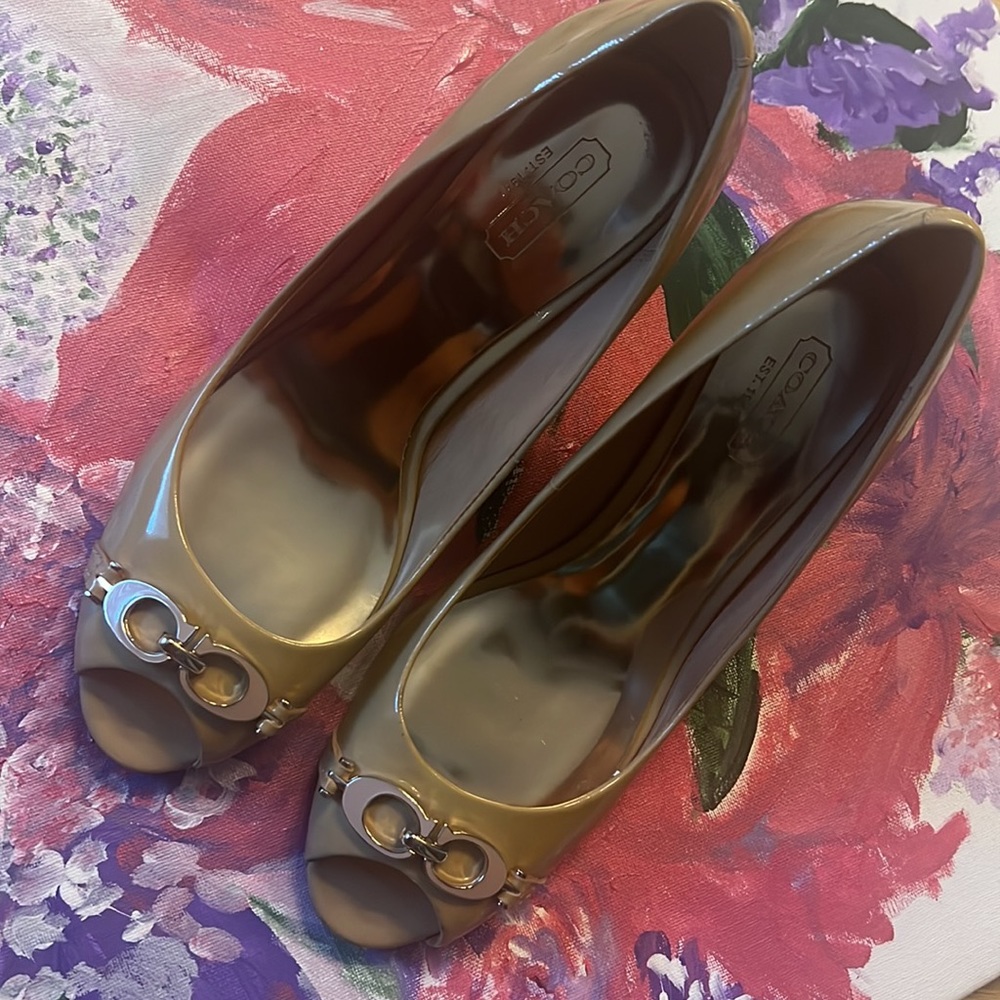Adorable wooden wedge! - Picture 2 of 5
